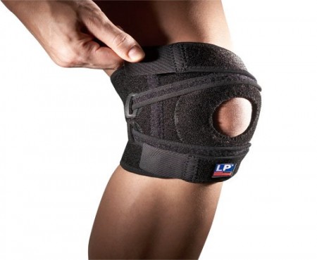 KNEE SUPPORT WITH POSTERIOR REINFORCEMENT STRAPS